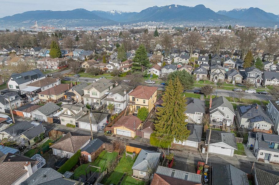 2638 Charles Street Vancouver, BC - 27