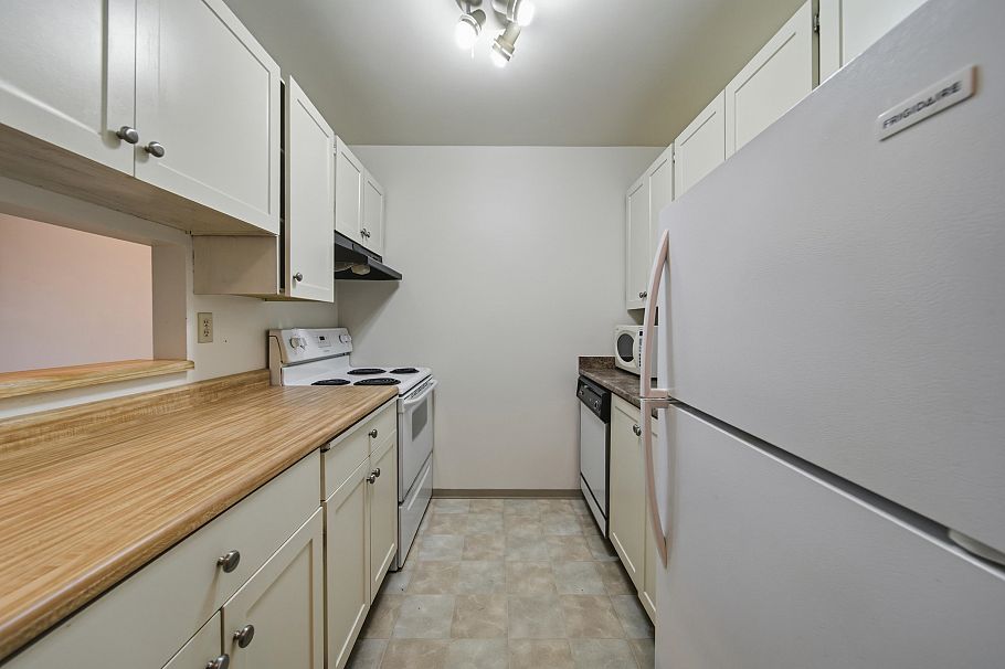 207 3663 W 16 Avenue Vancouver, BC - 2