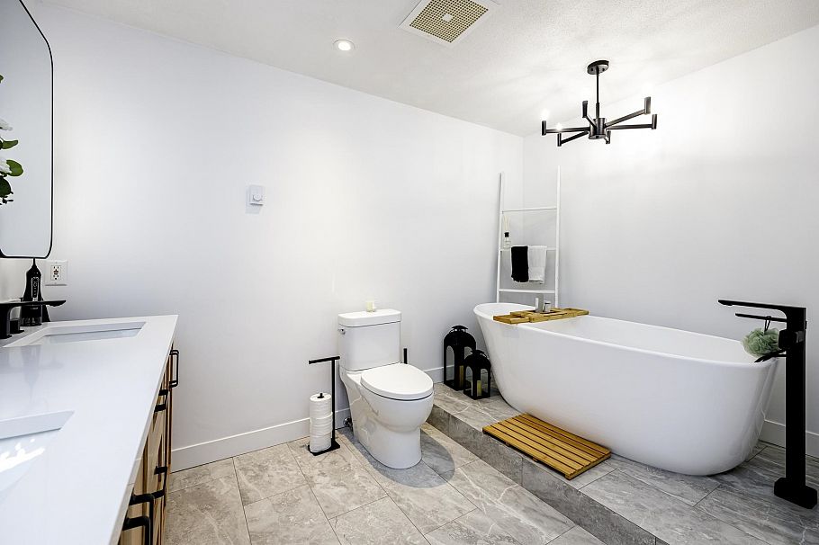 303 1500 Ostler Court North Vancouver, BC - 22