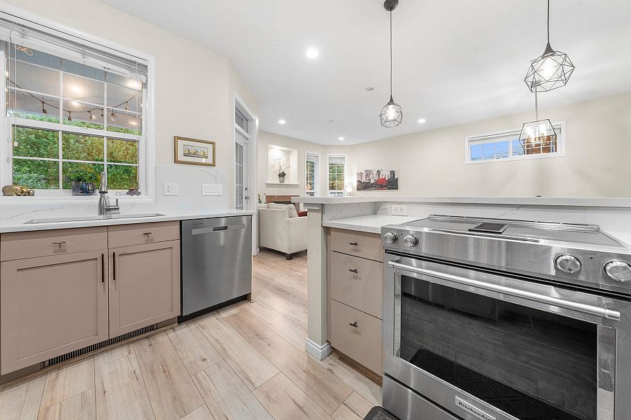 1263 W 16th Street North Vancouver, BC - 16