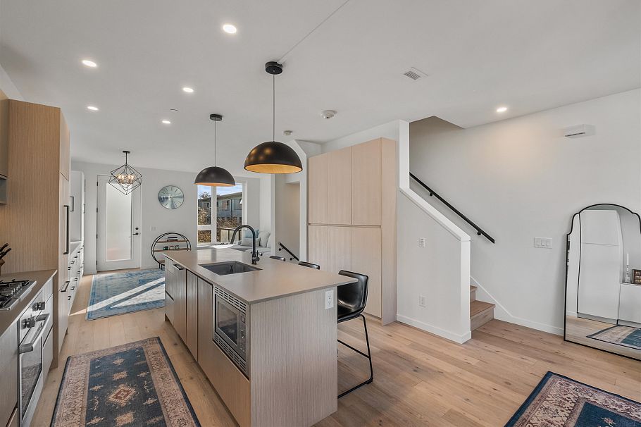 33 528 E 2nd Street North Vancouver, BC - 9