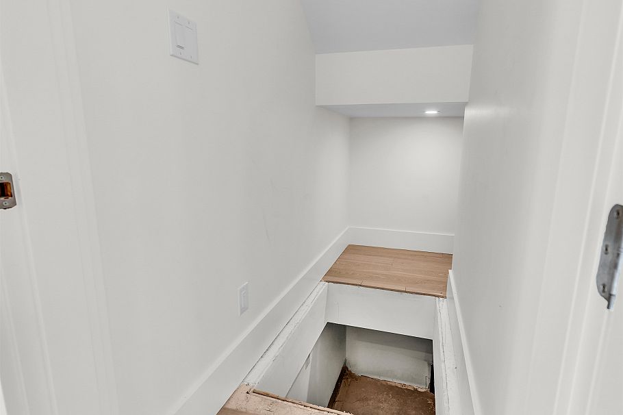 2566 W 2nd Avenue Vancouver, BC - 14