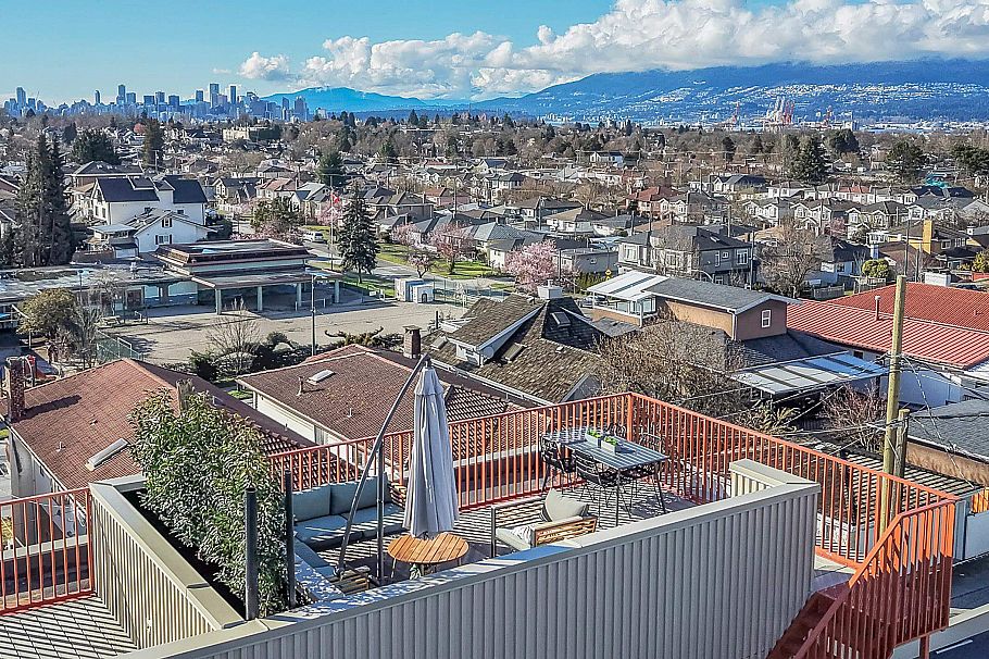 2 2915 E 5th Avenue Vancouver, BC - 2