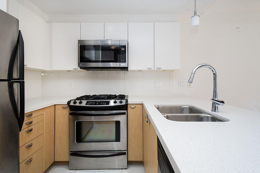 301 160 W 3rd Street North Vancouver, BC - 2