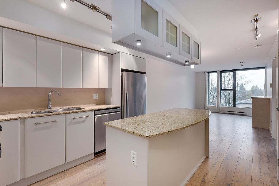 306 683 W Victoria Park North Vancouver, BC - 1