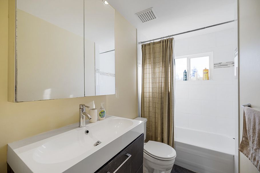 538 W 25th Street North Vancouver, BC - 15