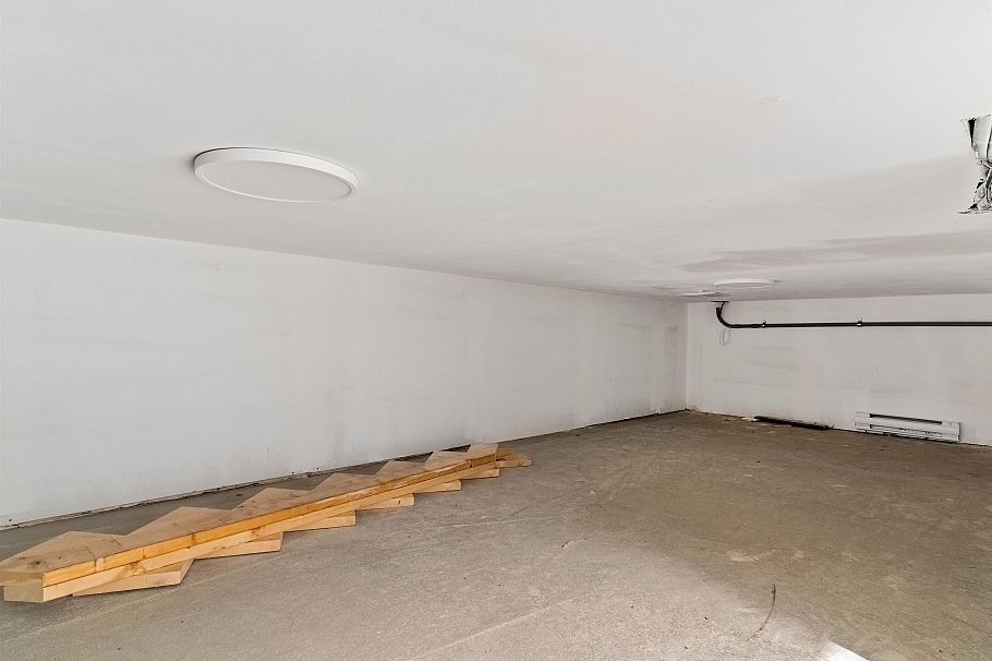 2566 W 2nd Avenue Vancouver, BC - 15