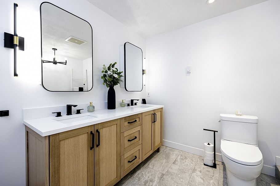 303 1500 Ostler Court North Vancouver, BC - 23