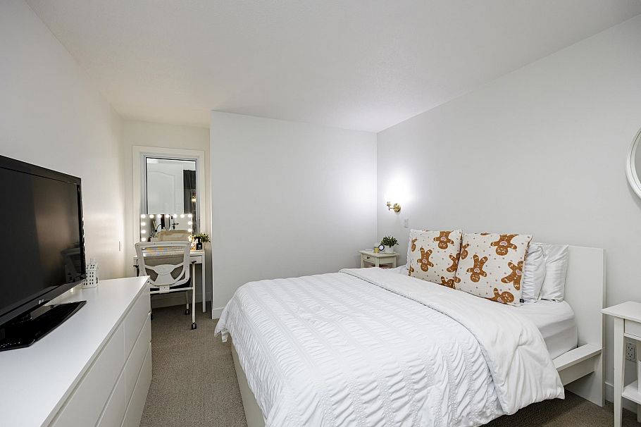 303 1500 Ostler Court North Vancouver, BC - 18