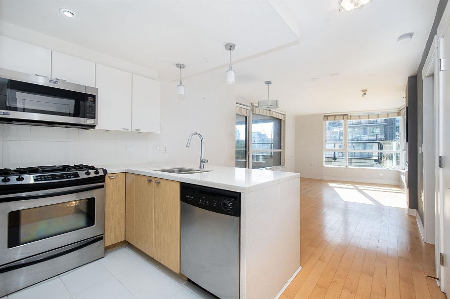 301 160 W 3rd Street North Vancouver, BC - 1
