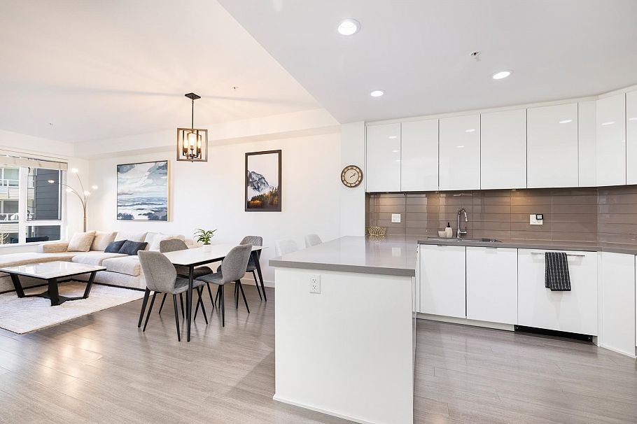 229 255 W 1st Street North Vancouver, BC - 1