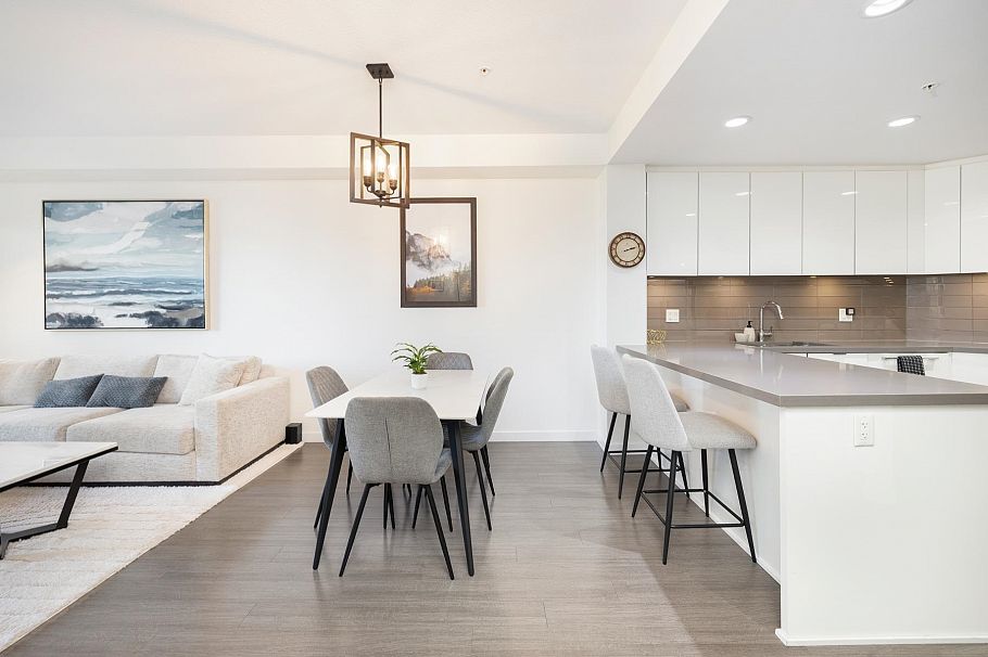 229 255 W 1st Street North Vancouver, BC - 2