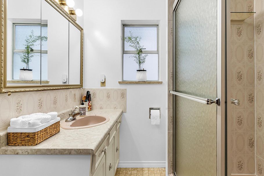 583 W 18th Avenue Vancouver, BC - 18