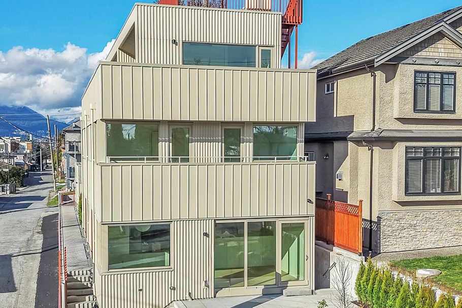 2 2915 E 5th Avenue Vancouver, BC - 1