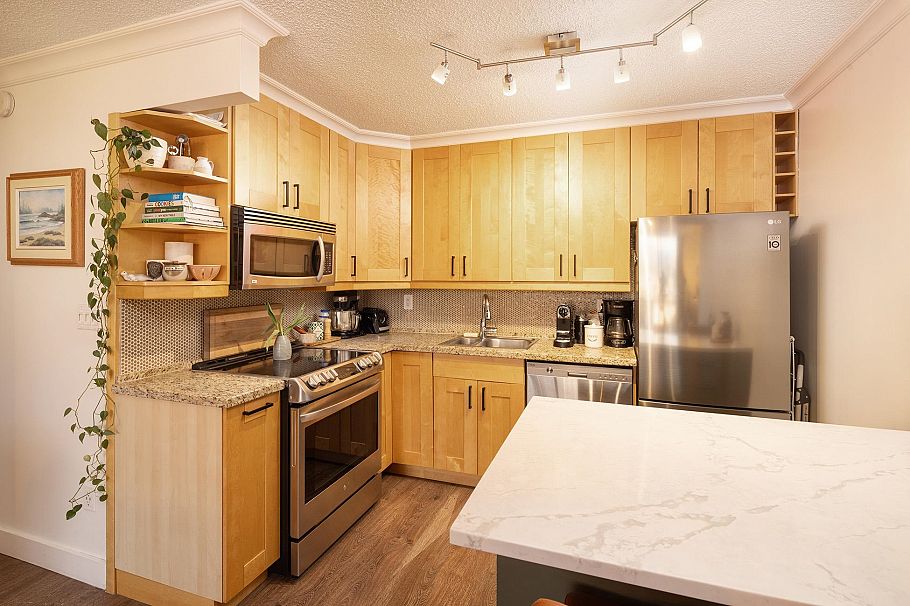 2004 145 St. Georges Avenue North Vancouver, BC - 7