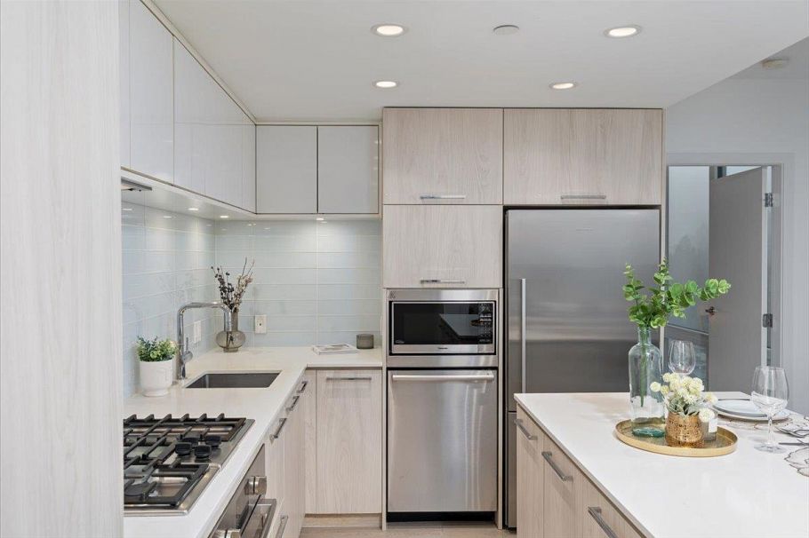 1402 680 Seylynn Crescent North Vancouver, BC - 2