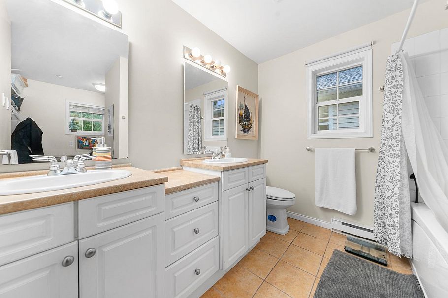 1263 W 16th Street North Vancouver, BC - 36