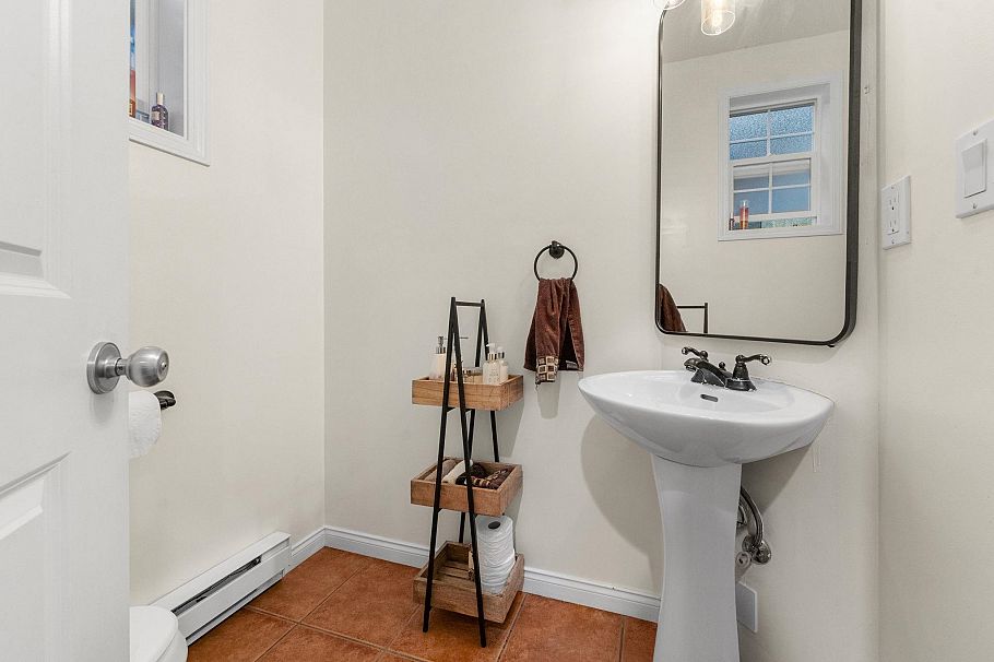 1263 W 16th Street North Vancouver, BC - 22