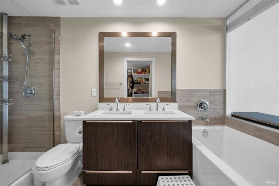 TH16 8677 Capstan Way Richmond, BC - 22