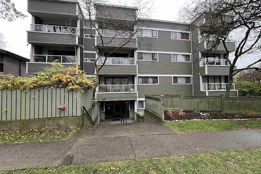 206 674 W 17th Avenue Vancouver, BC - 1