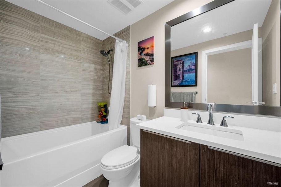 TH16 8677 Capstan Way Richmond, BC - 18