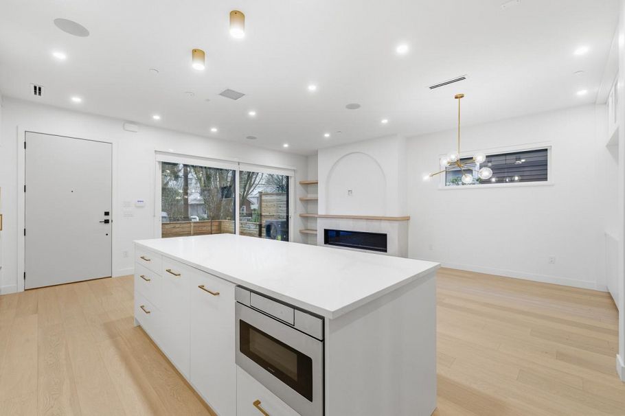 1 810 E 22nd Avenue Vancouver, BC - 19