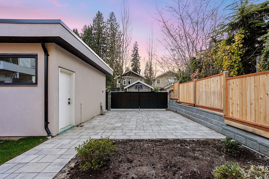 1921 Tatlow Avenue North Vancouver, BC - 38