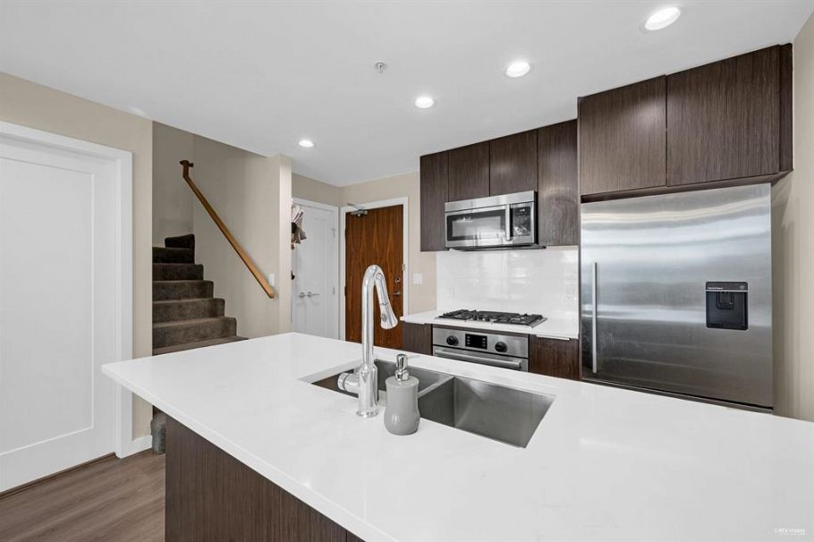 TH16 8677 Capstan Way Richmond, BC - 13