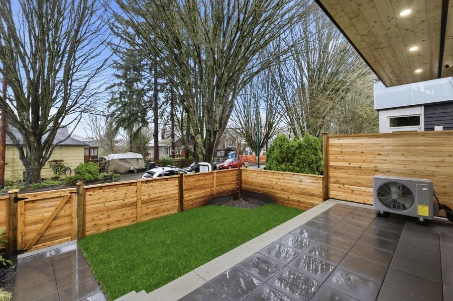 1 810 E 22nd Avenue Vancouver, BC - 5