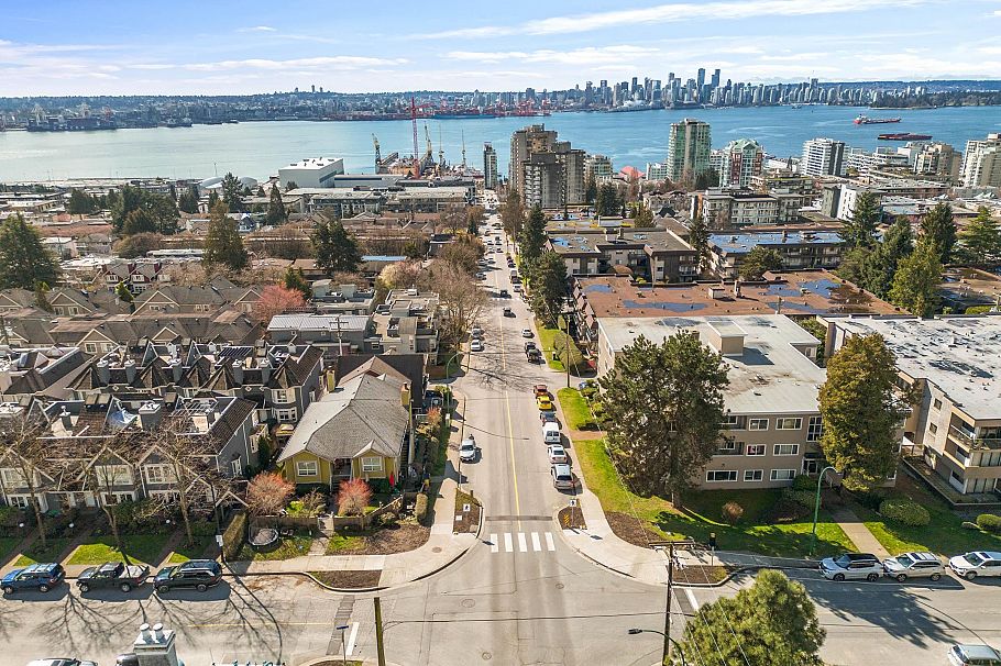 D 225 E 4th Street North Vancouver, BC - 25