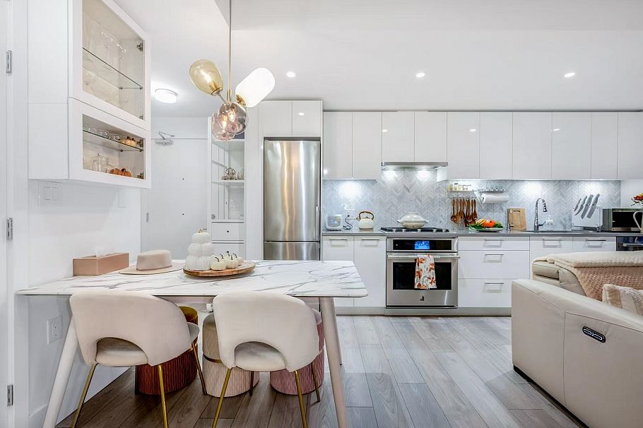 411 3581 E Kent Avenue North Vancouver, BC - 2