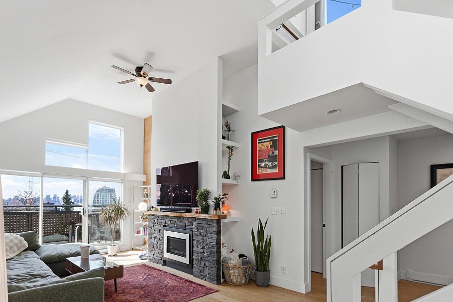 D 225 E 4th Street North Vancouver, BC - 1