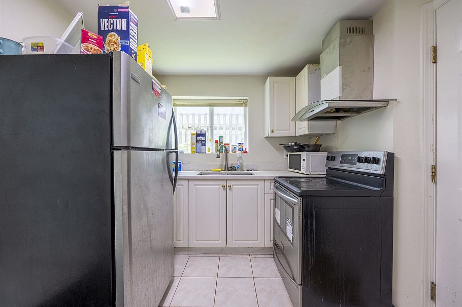 4663 W 15th Avenue Vancouver, BC - 9