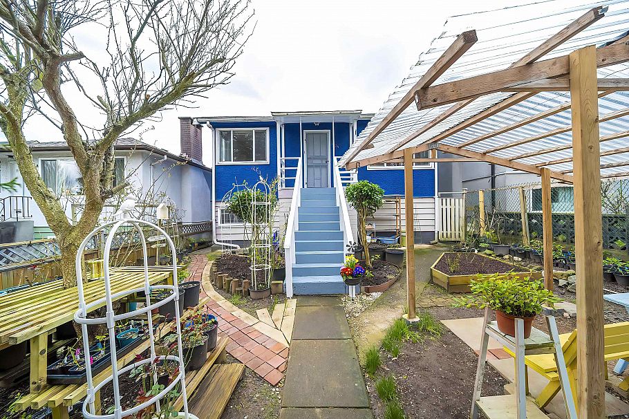 3134 E 1st Avenue Vancouver, BC - 4