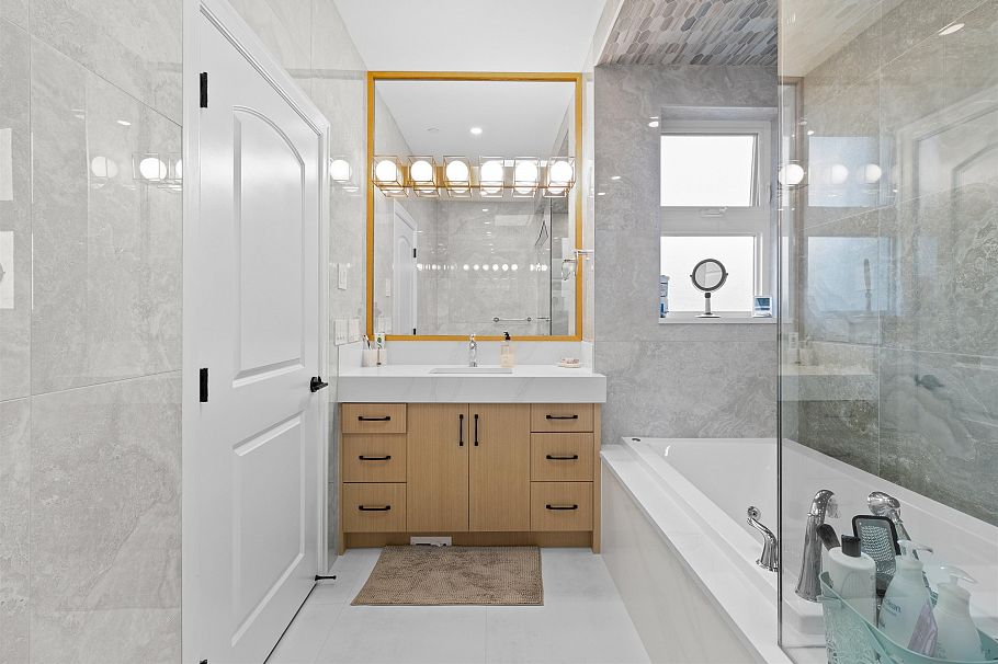 7662 French Street Vancouver, BC - 23