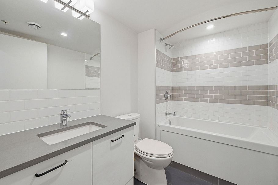 204 1519 Crown Street North Vancouver, BC - 17