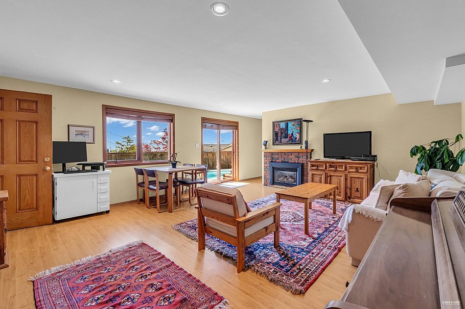 4323 Valencia Avenue North Vancouver, BC - 24