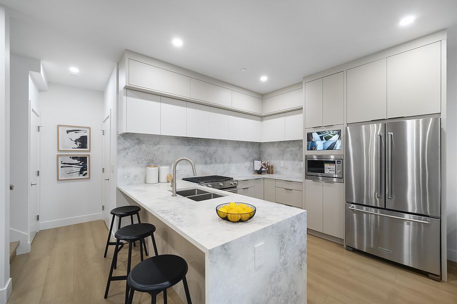 1 2386 E 45th Avenue Vancouver, BC - 5