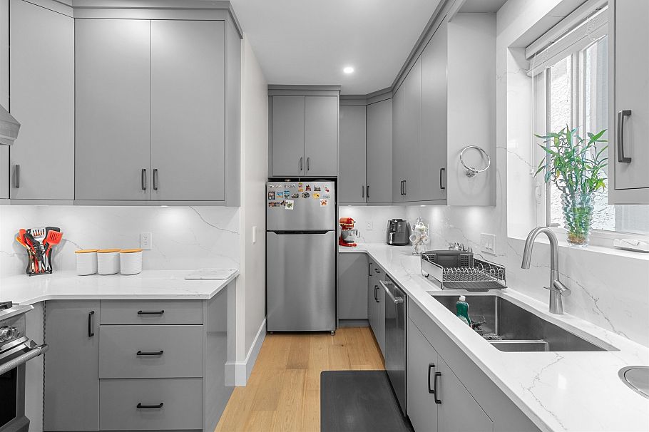 7662 French Street Vancouver, BC - 11