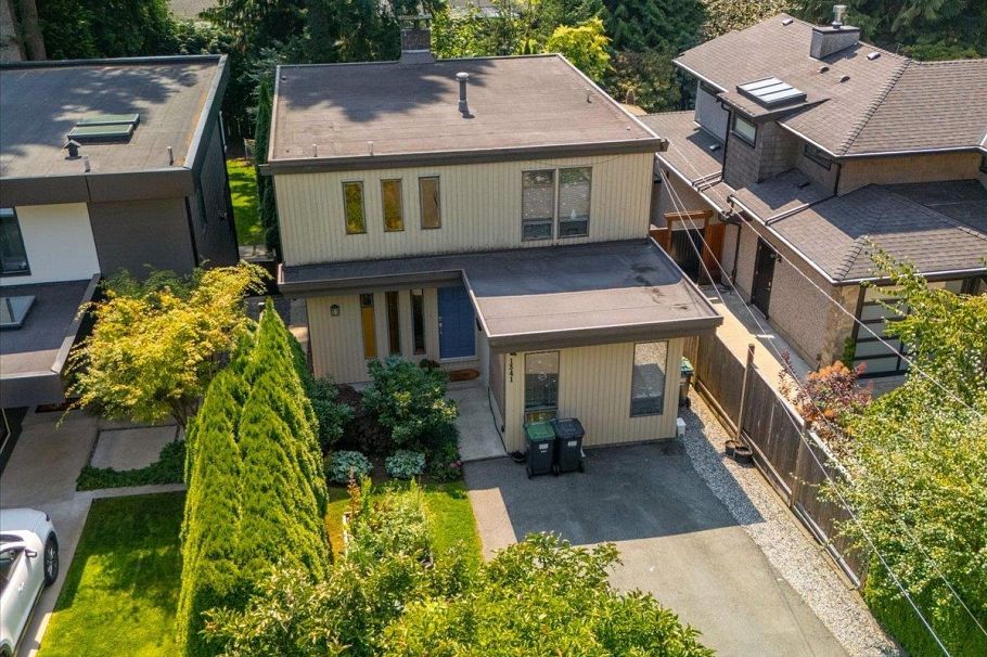 1341 Wellington Drive North Vancouver, BC - 2