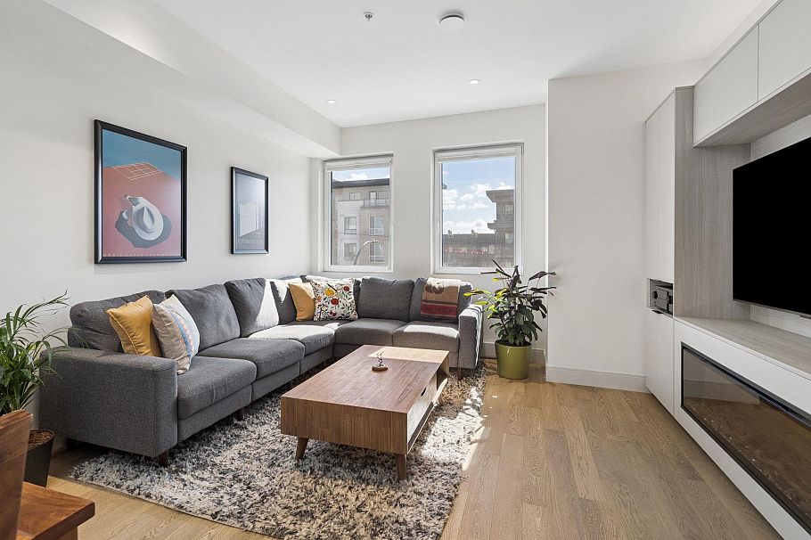 2 632 E 3rd Street North Vancouver, BC - 1