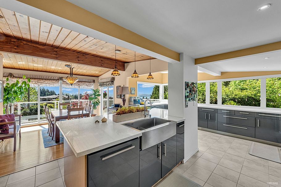 4323 Valencia Avenue North Vancouver, BC - 4