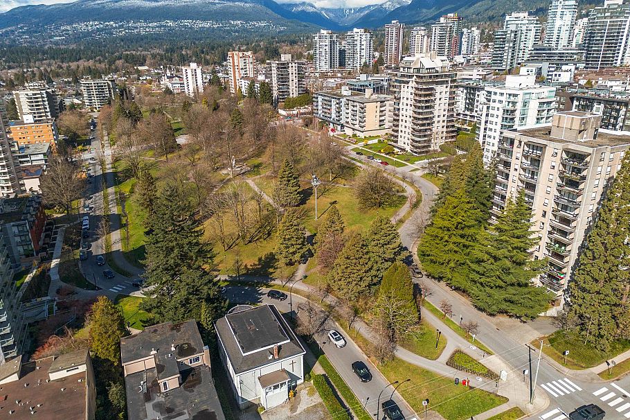 D 225 E 4th Street North Vancouver, BC - 24