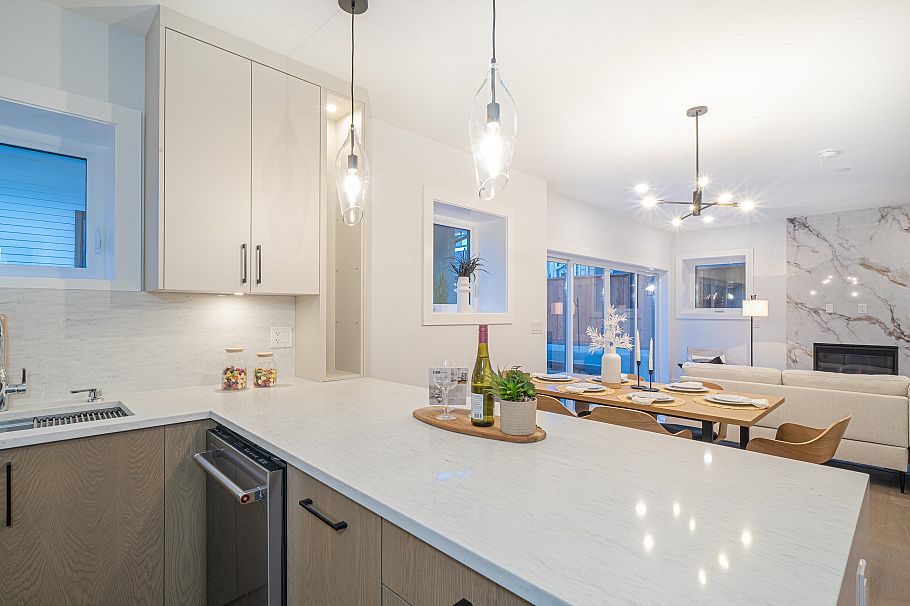 A 2735 W 8th Avenue Vancouver, BC - 10