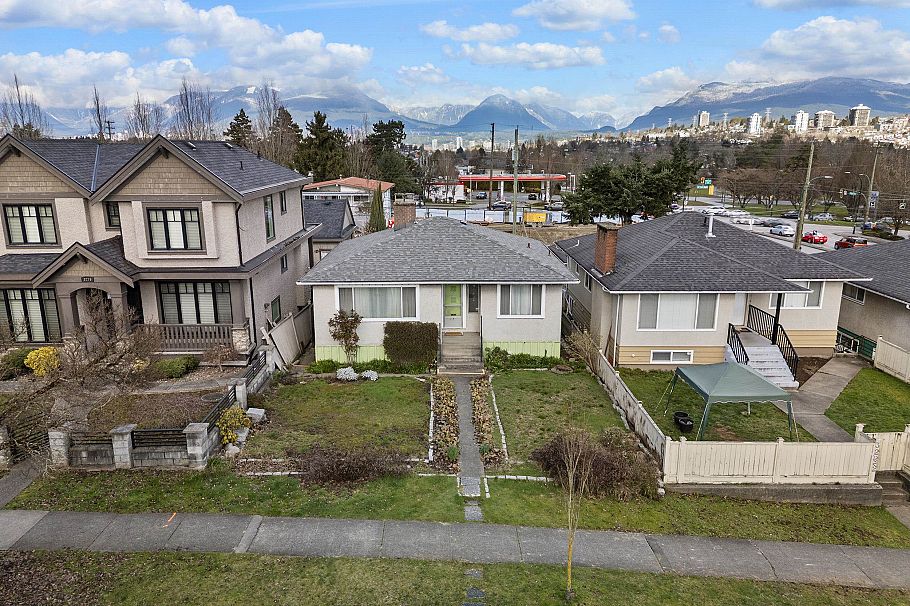 3281 E 2nd Avenue Vancouver, BC - 2