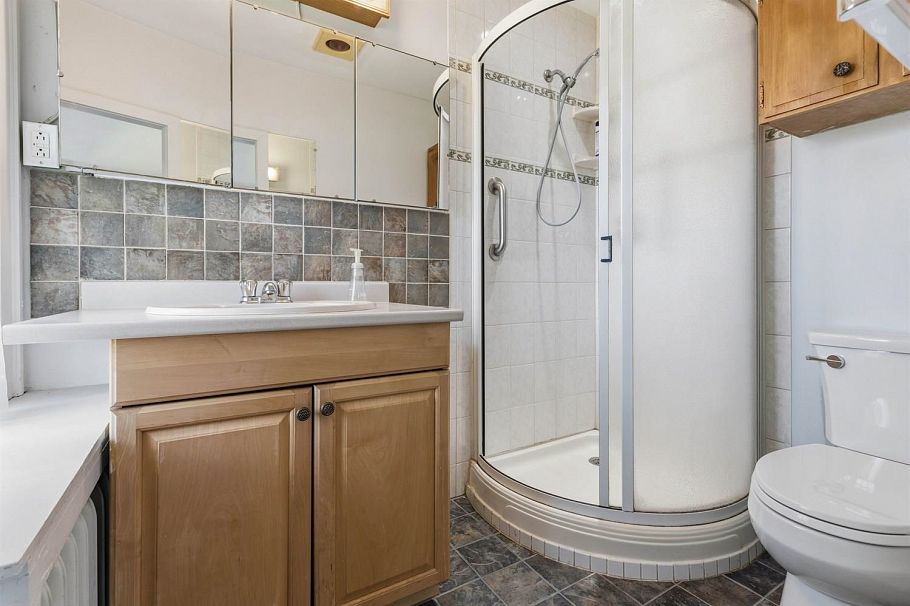 1570 W 36th Avenue Vancouver, BC - 19