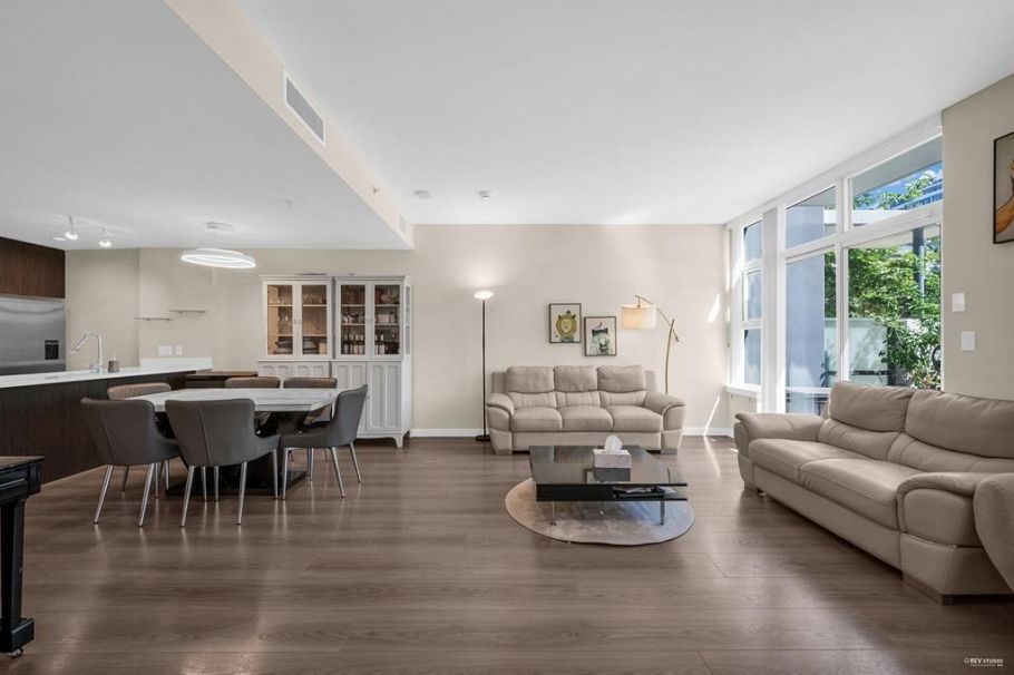 TH16 8677 Capstan Way Richmond, BC - 2