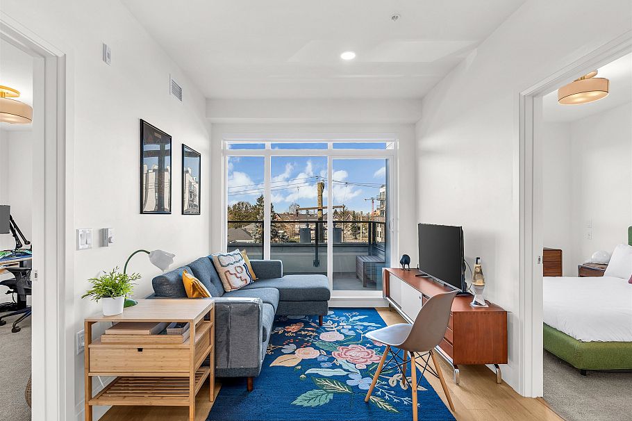 409 2550 Garden Drive Vancouver, BC - 2