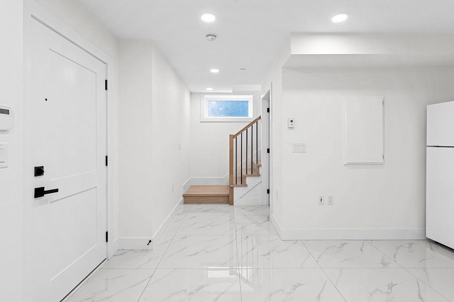 333 E 64th Avenue Vancouver, BC - 27