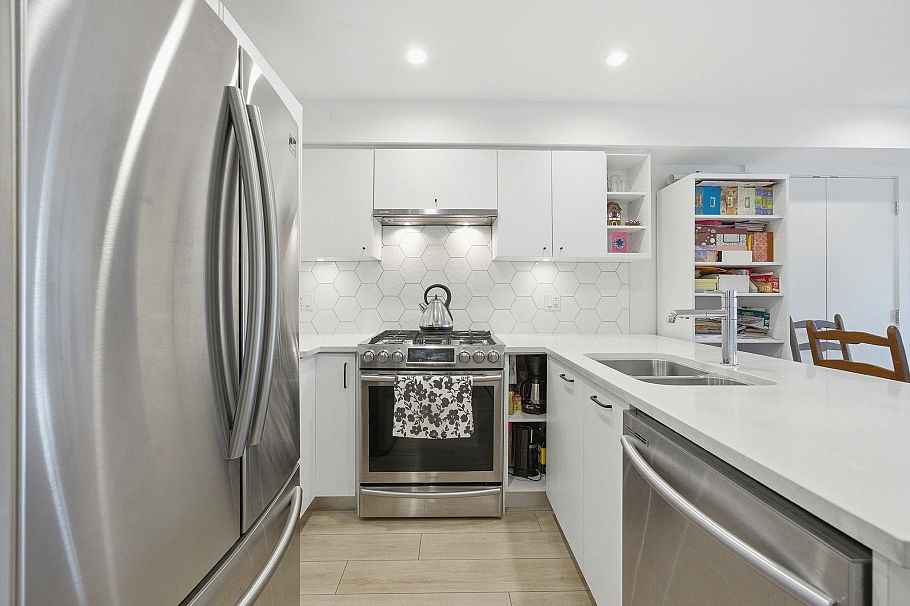 204 1519 Crown Street North Vancouver, BC - 2